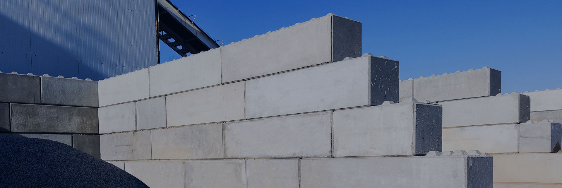 Klocki betonowe: 5 zalet betonbloków, które skracają budowę