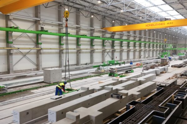 Hala produkcji prefabrykatów ze słupami z konsolami i formami ze zbrojeniem