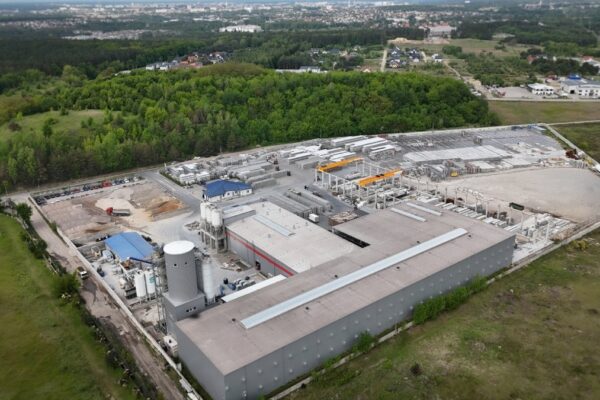 Zakład produkcji prefabrykatów z lotu ptaka z halą, silosami i placem składowym
