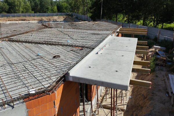 Płyty balkonowe oparte na stemplach przy zbrojonym stropie przed betonowaniem