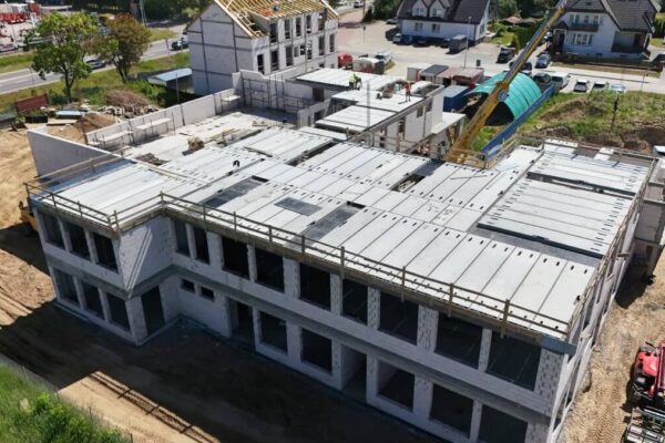 Budynek dwukondygnacyjny w budowie z ułożonym stropem z płyt prefabrykowanych